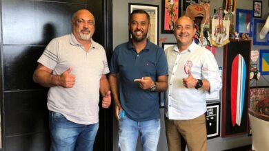 Leandro, ao centro, com o amigo Marcos à sua direita e o prefeito Guto Volpi à esquerda