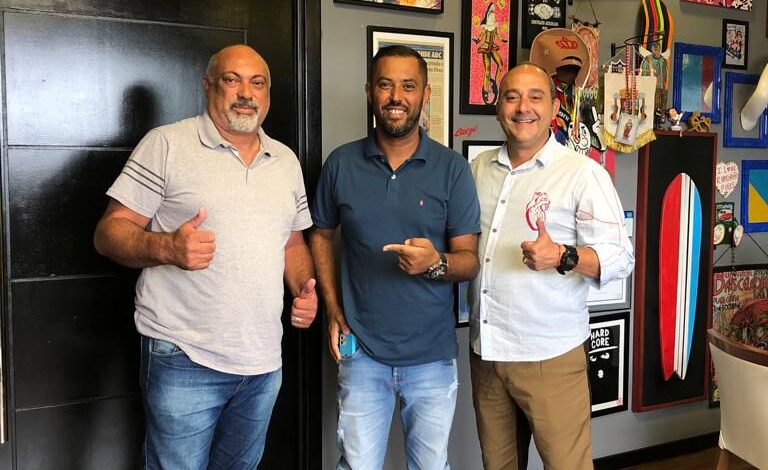 Leandro, ao centro, com o amigo Marcos à sua direita e o prefeito Guto Volpi à esquerda