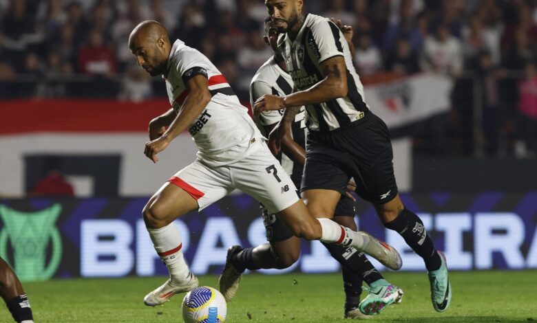 Lucas jogou bem, se destacou, fez o gol de pênalti, mas não conseguiu ajudar o São Paulo a conquistar a vitória - Crédito: Rubens Chiri e Paulo Pinto/Saopaulofc.net