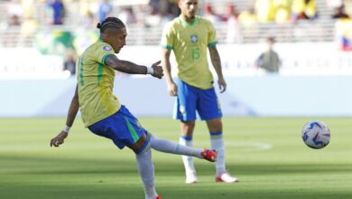 Raphinha abriu o placar para a Seleção Brasileira contra a Colômbia em cobrança de falta perfeita - Créditos: Rafael Ribeiro/CBF