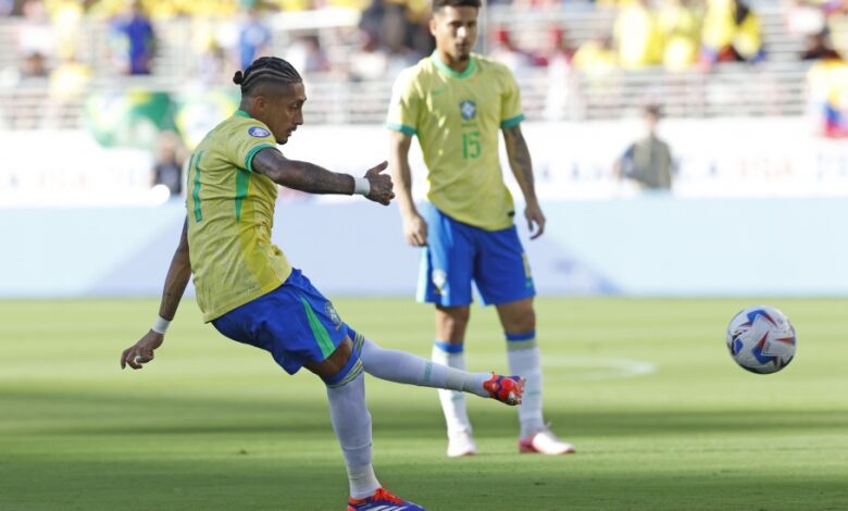 Raphinha abriu o placar para a Seleção Brasileira contra a Colômbia em cobrança de falta perfeita - Créditos: Rafael Ribeiro/CBF