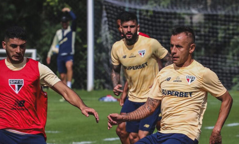 Elenco Tricolor treinou ontem (18) e volta aos treinamentos hoje (19) e amanhã (20) antes de viajar a Brasília - Crédito: Erico Leonan / saopaulofc.net