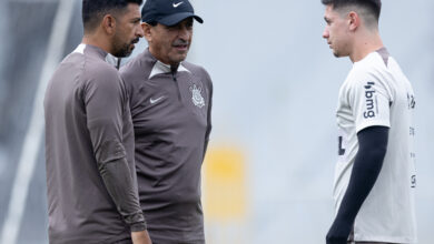 Ramon Díaz conversa com Rodrigo Garro em treino do elenco corinthiano no CT Dr. Joaquim Grava - Crédito: Rodrigo Coca/Agência Corinthians