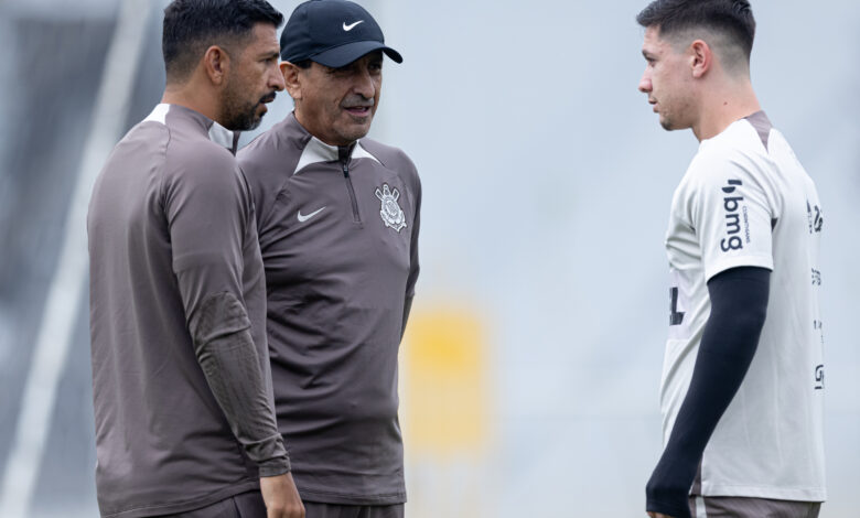 Ramon Díaz conversa com Rodrigo Garro em treino do elenco corinthiano no CT Dr. Joaquim Grava - Crédito: Rodrigo Coca/Agência Corinthians