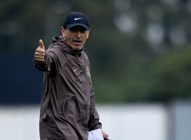 Técnico argentino Ramón Díaz comanda treino após vitória sobre o Criciúma - Crédito: Rodrigo Coca / Ag.Corinthians