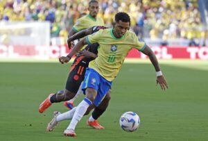 Rodrygo tenta levar a Seleção para o ataque no jogo que terminou empatado com a Colômbia - Créditos: Rafael Ribeiro / CBF