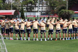 Elenco em oração para pronta recuperação de Izquierdo, jogador uruguaio que está internado no Hospital Albert Einstein - Crédito: Fellipe Lucena / saopaulofc