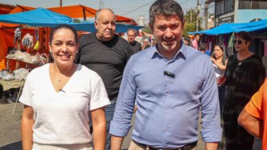 Fabiana Marangoni e Eduardo Leite visitaram a feira livre da Vila Linda