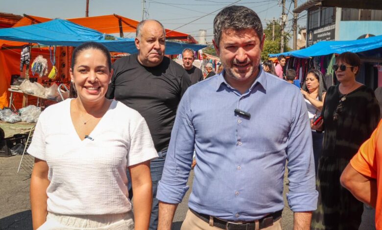 Fabiana Marangoni e Eduardo Leite visitaram a feira livre da Vila Linda