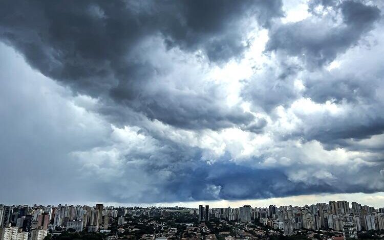 Temperaturas caem e final de semana fica frio e com garoa