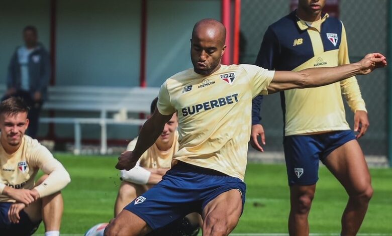 Lucas não acha necessário priorizar competição neste momento e diz que disputa contra o Galo está em aberto - Crédito: Erico Leonan / saopaulofc.net