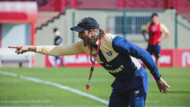 Argentino Luis Zubeldía comanda treino com foco no jogo contra o Flamengo - Crédito: Erico Leonan / saopaulofc.net