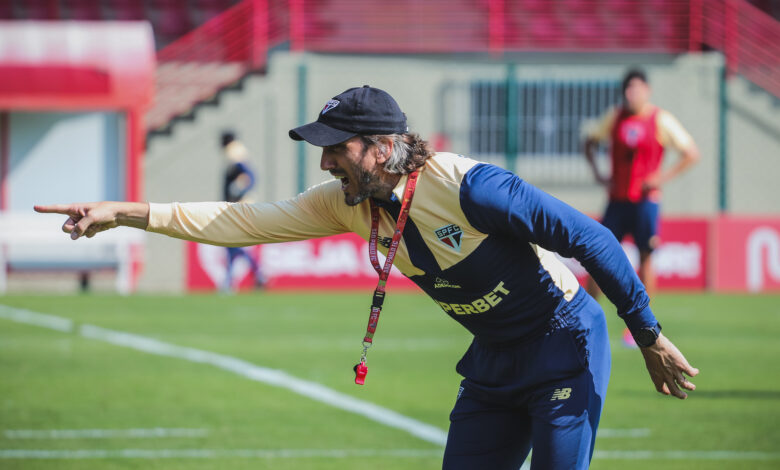 Argentino Luis Zubeldía comanda treino com foco no jogo contra o Flamengo - Crédito: Erico Leonan / saopaulofc.net