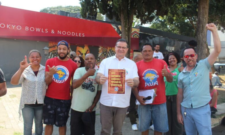 Luiz Fernando ouviu as aflições e necessidades dos moradores em situação de rua na Praça Santa Filomena