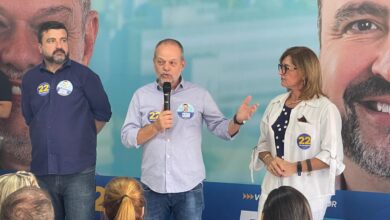 Tite falou, ao lado de Pio e Regina, para os presentes na inauguração do comitê do vereador