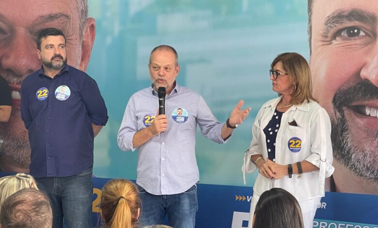 Tite falou, ao lado de Pio e Regina, para os presentes na inauguração do comitê do vereador