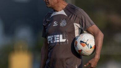 Ramón Díaz observa os atletas que foram ao gramado para treino ontem (21) - Crédito: Rodrigo Coca/Agência Corinthians