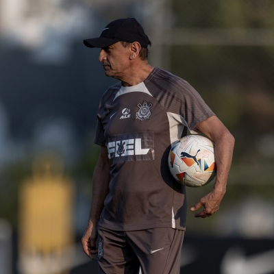 Ramón Díaz observa os atletas que foram ao gramado para treino ontem (21) - Crédito: Rodrigo Coca/Agência Corinthians