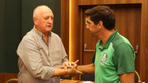Abel recebe visita e apoio de Felipão na concentração contra o Colorado, e após jogo volta a citar ‘contra tudo e contra todos” - Crédito: Cesar Greco/Palmeiras/by Canon