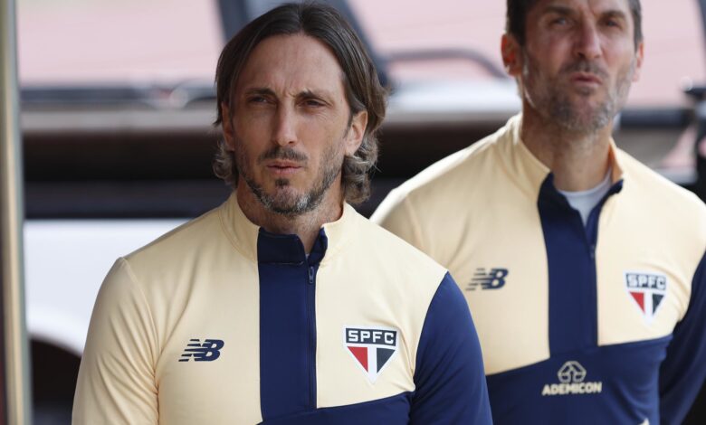 Zubeldía tem três novos nomes inscritos para esta fase da Libertadores - Crédito: Rubens Chiri e Paulo Pinto / saopaulofc