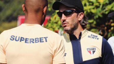 Técnico Zulbedía passa instruções para o elenco em treino de preparação para a Libertadores - Crédito: Por São Paulo Futebol Clube