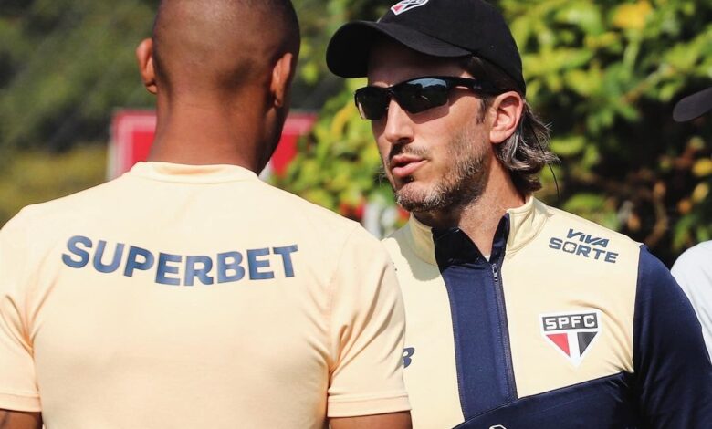 Técnico Zulbedía passa instruções para o elenco em treino de preparação para a Libertadores - Crédito: Por São Paulo Futebol Clube