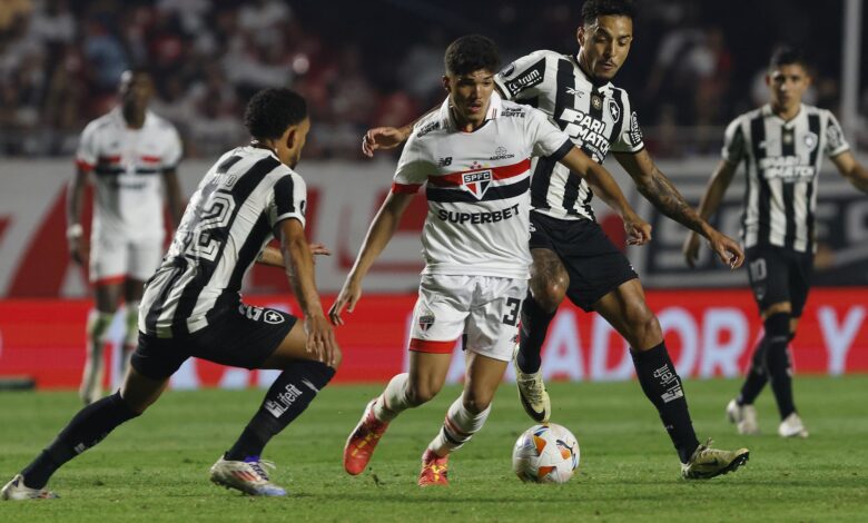 Time paulista tentou até o final, quando empatou, mas não conseguiu passar pelos pênaltis e se despede da competição continental - Crédito: Rubens Chiri, Paulo Pinto e Nilton Fukuda/Saopaulofc.net