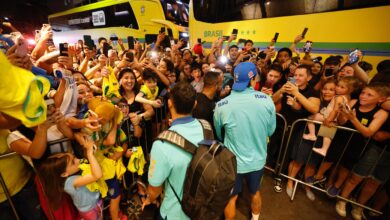 Multidão recebe os jogadores em Curitiba - Créditos: Rafael Ribeiro/CBF