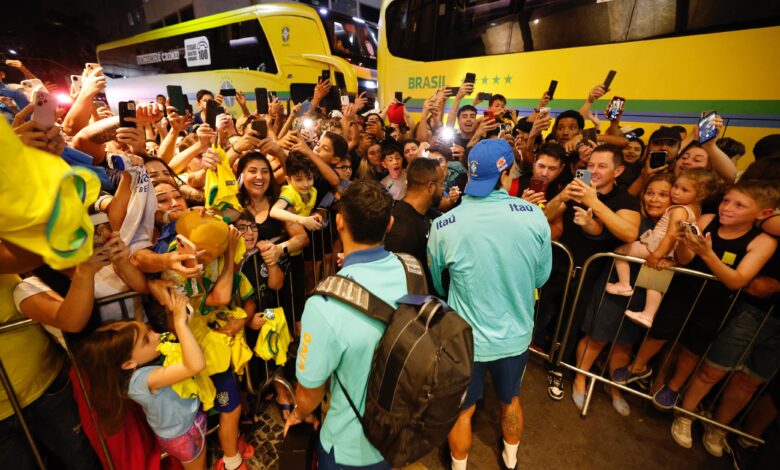 Multidão recebe os jogadores em Curitiba - Créditos: Rafael Ribeiro/CBF