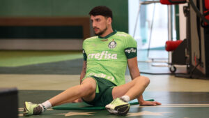 Lateral segue em tratamento de lesão no joelho esquerdo - Crédito: Cesar Greco/Palmeiras/by Canon