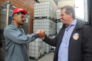 Luiz Fernando visita fábricas e conversa com trabalhadores e trabalhadoras