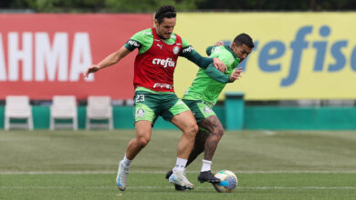Raphael Veiga e Dudu durante treinamento na Academia em preparação para enfrentar o Vasco domingo (22) - Crédito: Cesar Greco/Palmeiras/by Canon)