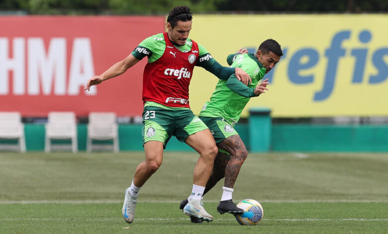 Raphael Veiga e Dudu durante treinamento na Academia em preparação para enfrentar o Vasco domingo (22) - Crédito: Cesar Greco/Palmeiras/by Canon)