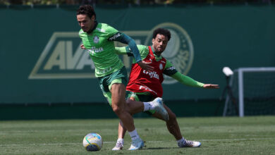 Veiga e Felipe Anderson em disputa de bola em preparação para sequência do Nacional - Crédito: Cesar Greco/Palmeiras/by Canon