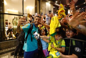 Willian posa para foto com torcedores em Curitiba - Créditos: Rafael Ribeiro/CBF