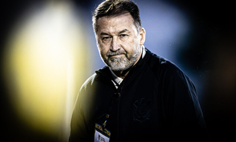 Além de não conviver em um ambiente tranquilo, Augusto Melo tem os problemas financeiros do clube - Crédito: Danilo Fernandes / Meu Timão