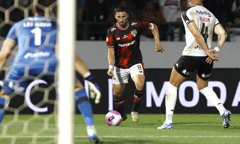 Calleri até tentou, mas contra o Vasco não conseguiu deixar seu gol - Crédito: Rubens Chiri / São Paulo FC