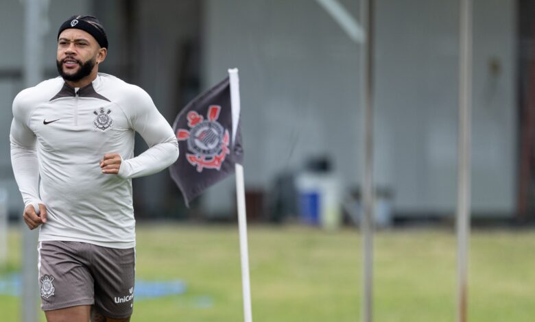 Memphis Depay e elenco fazem último treino para o duelo dos desesperados em busca de fugir da zona de rebaixamento - Crédito: Rodrigo Coca/Agência Corinthians