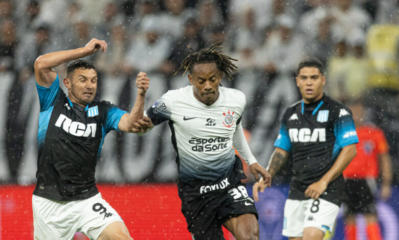 Partida foi marcada por muita chuva e chances de vitória para ambos os lados, mas terminou empatada - Crédito: Rodrigo Coca/Agência Corinthians