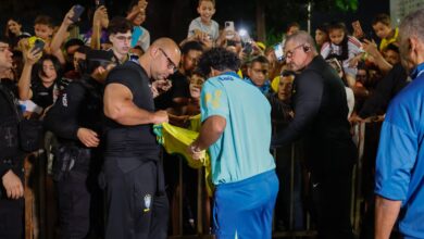 Endrick assina camisa da Seleção Brasileira para torcedor - Créditos: Rafael Ribeiro/CBF