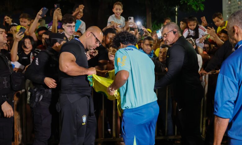 Endrick assina camisa da Seleção Brasileira para torcedor - Créditos: Rafael Ribeiro/CBF