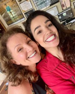As atrizes que compõem o elenco de Encontro Inoportuno: Maximiliana Reis e Rachel Golassi