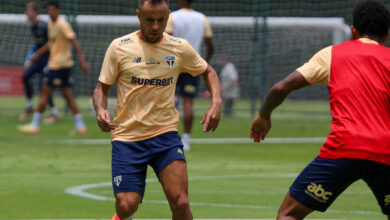 Lateral-direito, Rafinha, é um dos líderes do elenco para buscar a tão sonhada vaga na competição continental - Crédito: Erico Leonan / saopaulofc.net