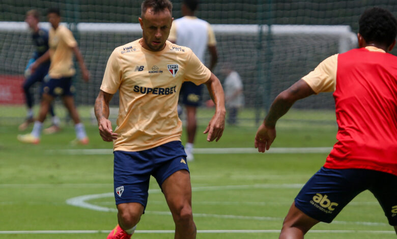 Lateral-direito, Rafinha, é um dos líderes do elenco para buscar a tão sonhada vaga na competição continental - Crédito: Erico Leonan / saopaulofc.net
