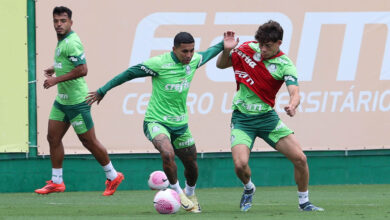 Dudu e Agustín Giay em disputa de bola no treino de domingo (27) - Crédito: Cesar Greco/Palmeiras/by Canon