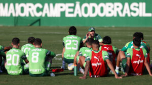 Abel Ferreira reúne elenco durante treino de segunda-feira (25) em preparação para pegar o Botafogo-RJ - Crédito: Cesar Greco/Palmeiras/by Canon