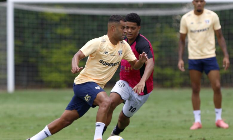 Alisson participa dos últimos 45 minutos do jogo-treino e deve ficar à disposição de Zubeldía - Crédito: Rubens Chiri / saopaulofc.net