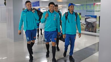 Ederson, Marquinhos e Raphinha, três titulares do duelo de mais tarde, no desembarque da Canarinho na Venezuela - Crédito: Rafael Ribeiro/CBF