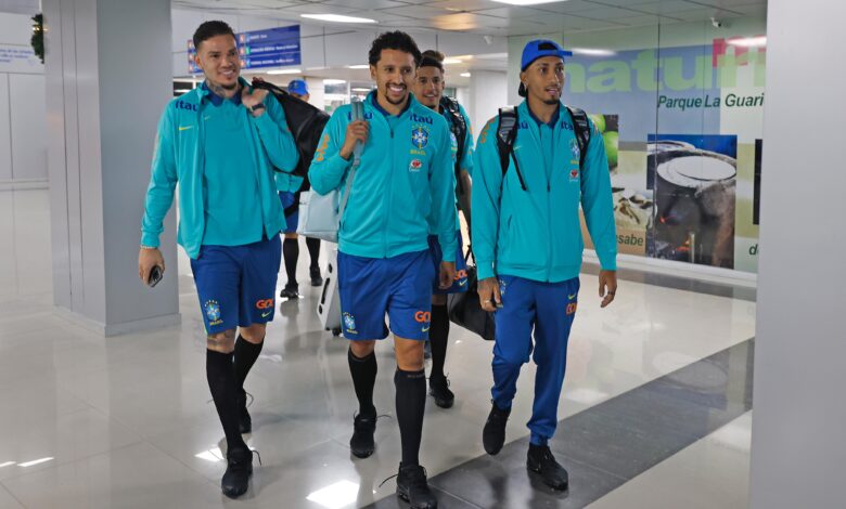 Ederson, Marquinhos e Raphinha, três titulares do duelo de mais tarde, no desembarque da Canarinho na Venezuela - Crédito: Rafael Ribeiro/CBF