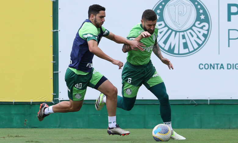Figueiredo e Zé Rafael durante treinamento na Academia de Futebol, jovem meio-campista segue para o profissional em 2025 - Crédito: Cesar Greco/Palmeiras/by Canon